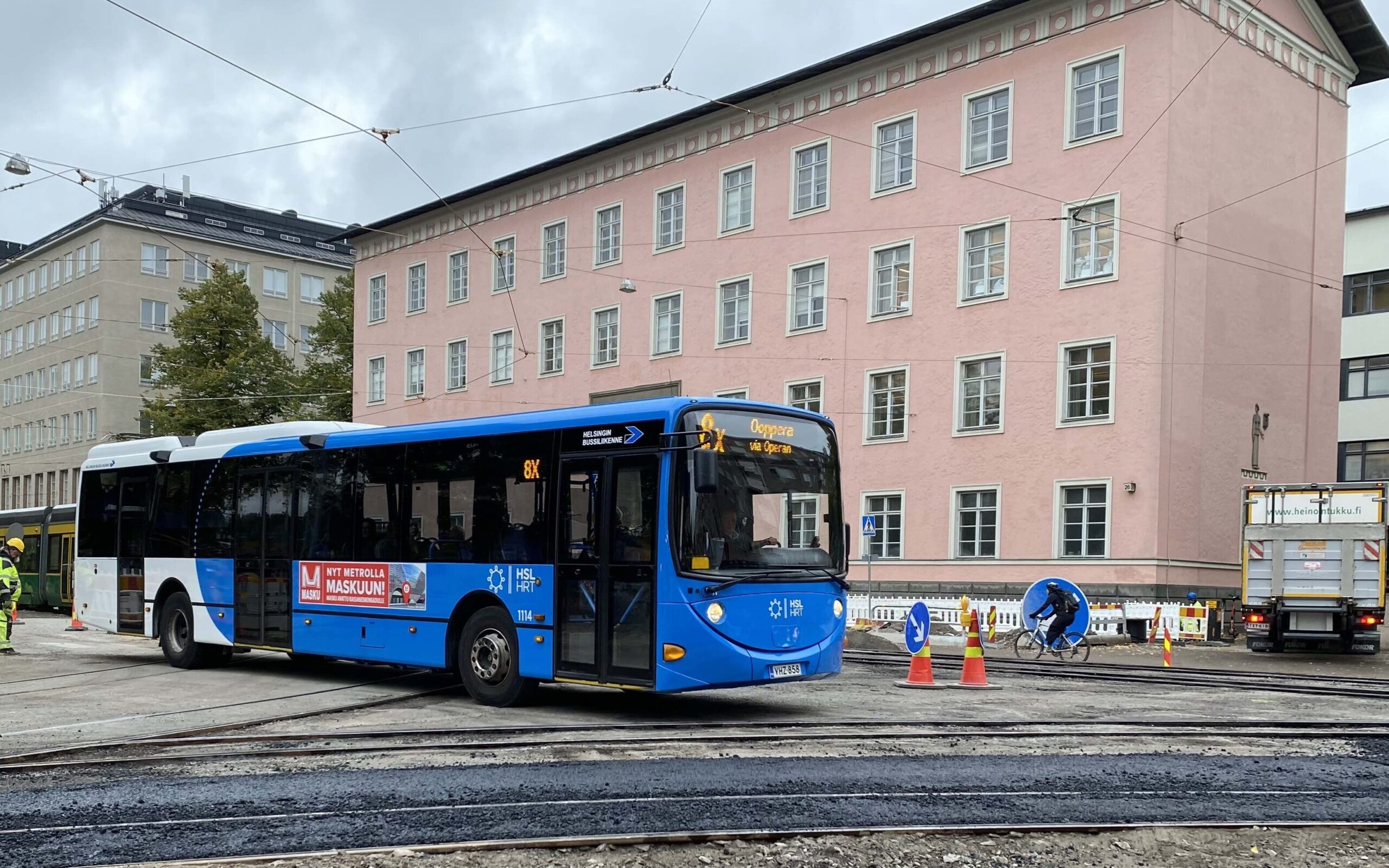 Bussi 8X ajaa Helsinginkadulla työväenopiston edustalla syyskuun lopulla